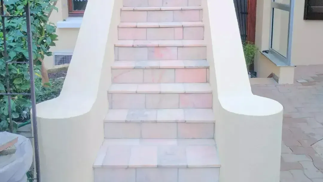 Un escalier extérieur carrelé