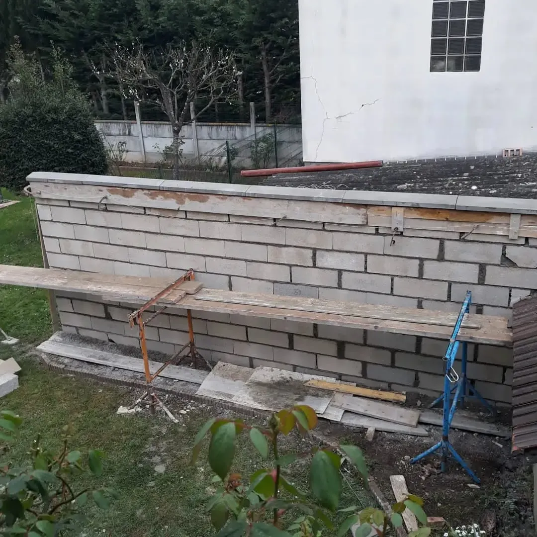 Un mur en construction