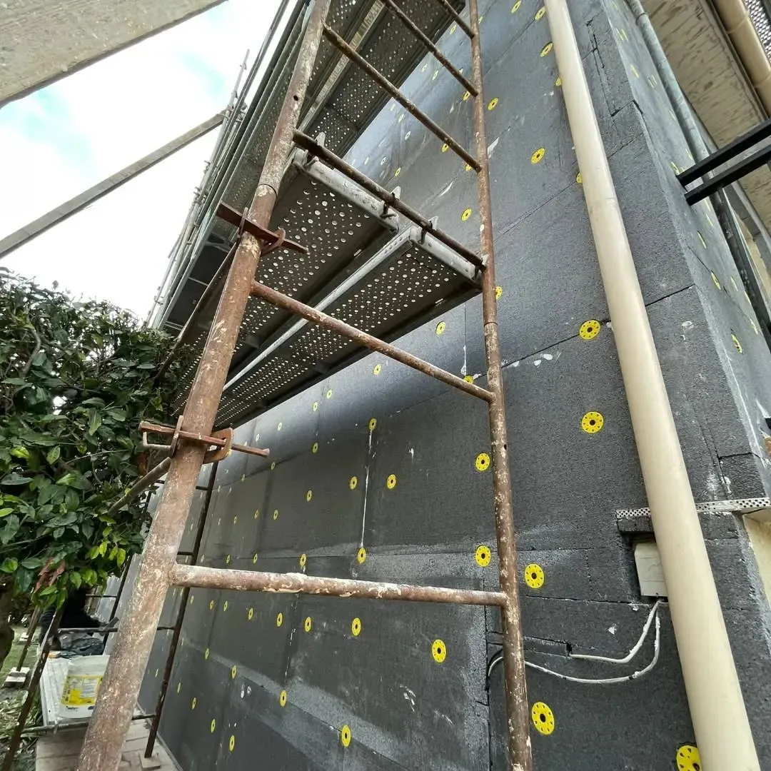 Un échafaudage devant un mur en rénovation