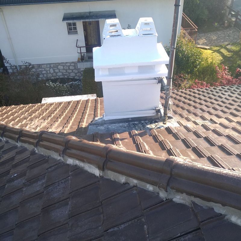 Une toiture avec cheminée