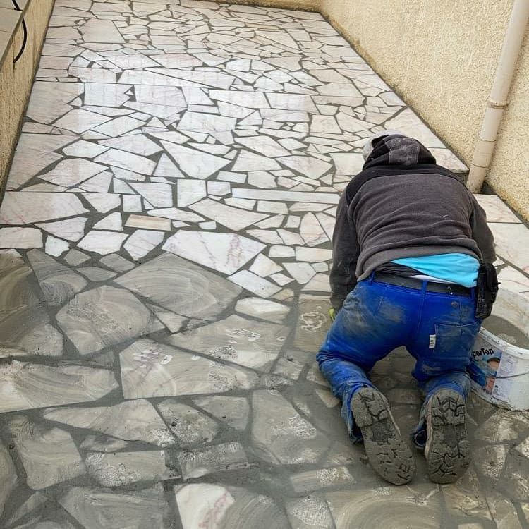 Un homme posant du dallage