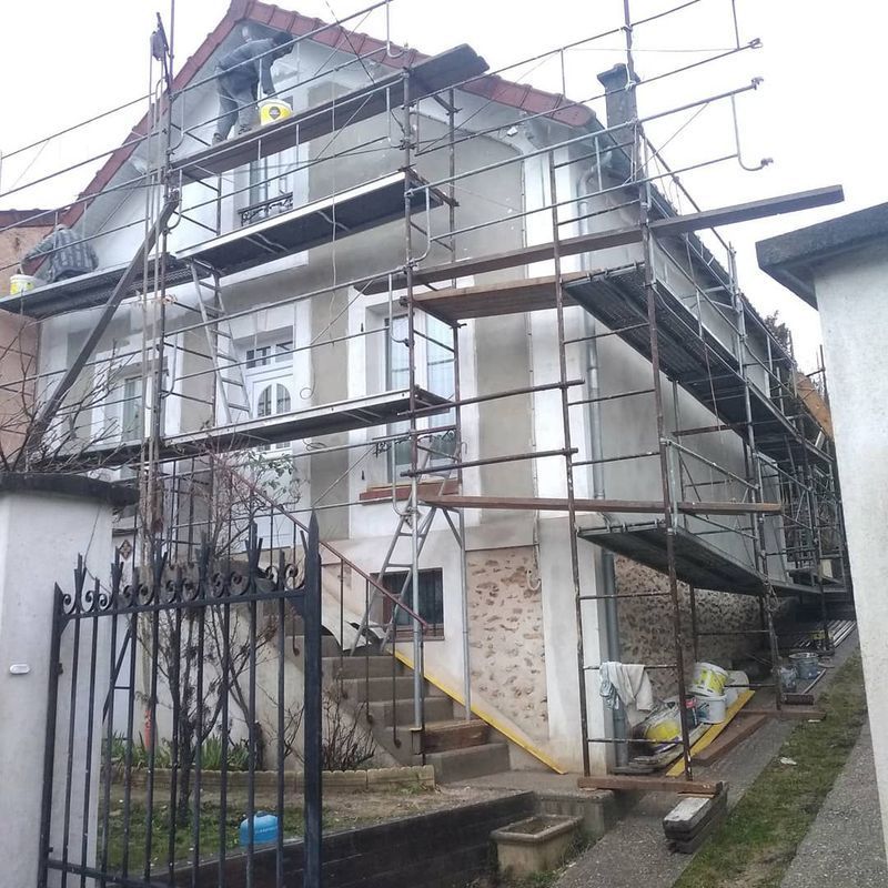 Un échafaudage devant une maison