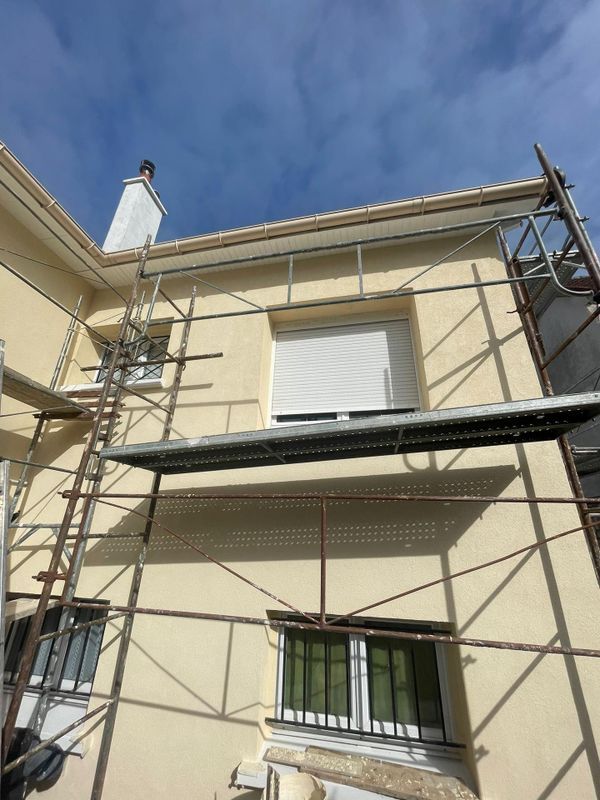 Un échafaudage devant une maison récemment rénovée