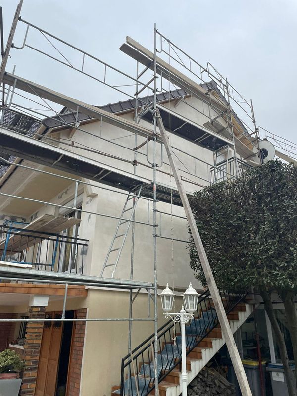 Un échafaudage devant une façade
