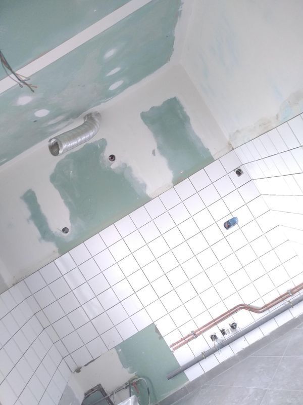 Salle de bain avec carrelage en cours de pose