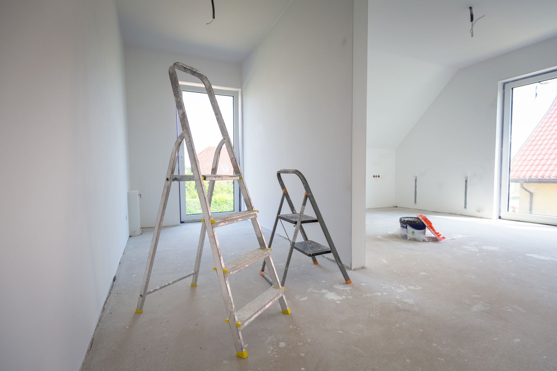 Deux escabeaux dans une pièce en rénovation