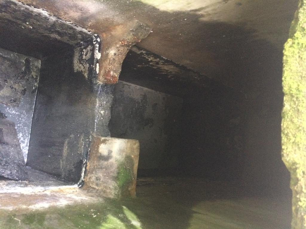 Bacs à graisse d'une cantine scolaire avant nettoyage complet