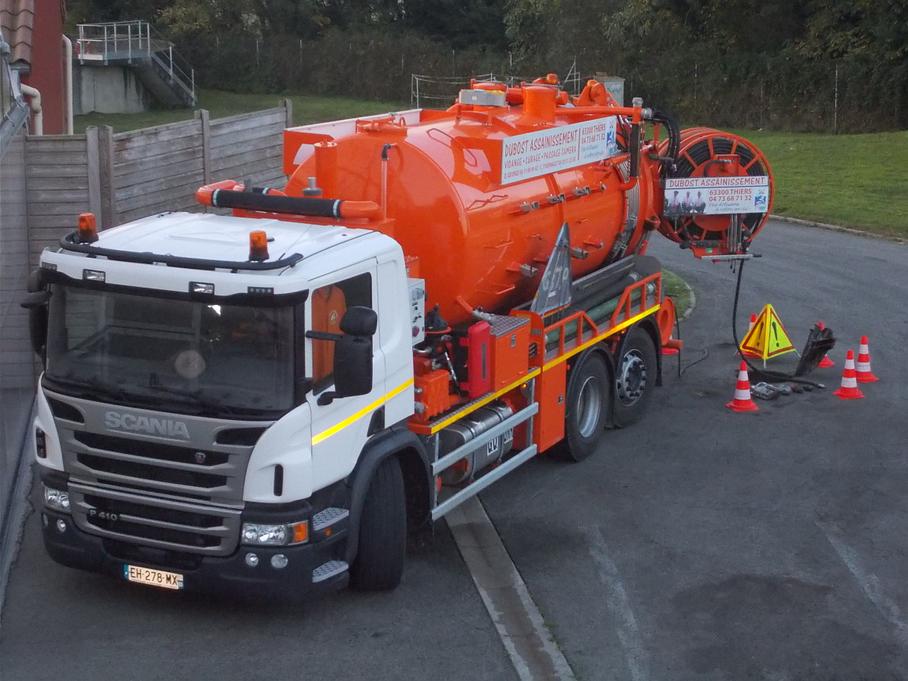 Camion hydrocureur de la société Dubost Assainissement