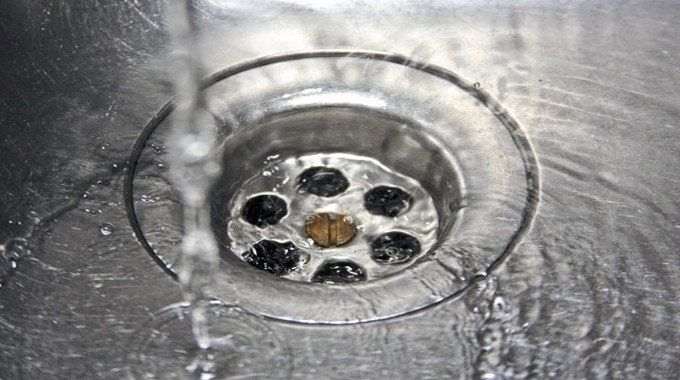 Évacuation d'eau d'un évier dans lequel de l'eau coule
