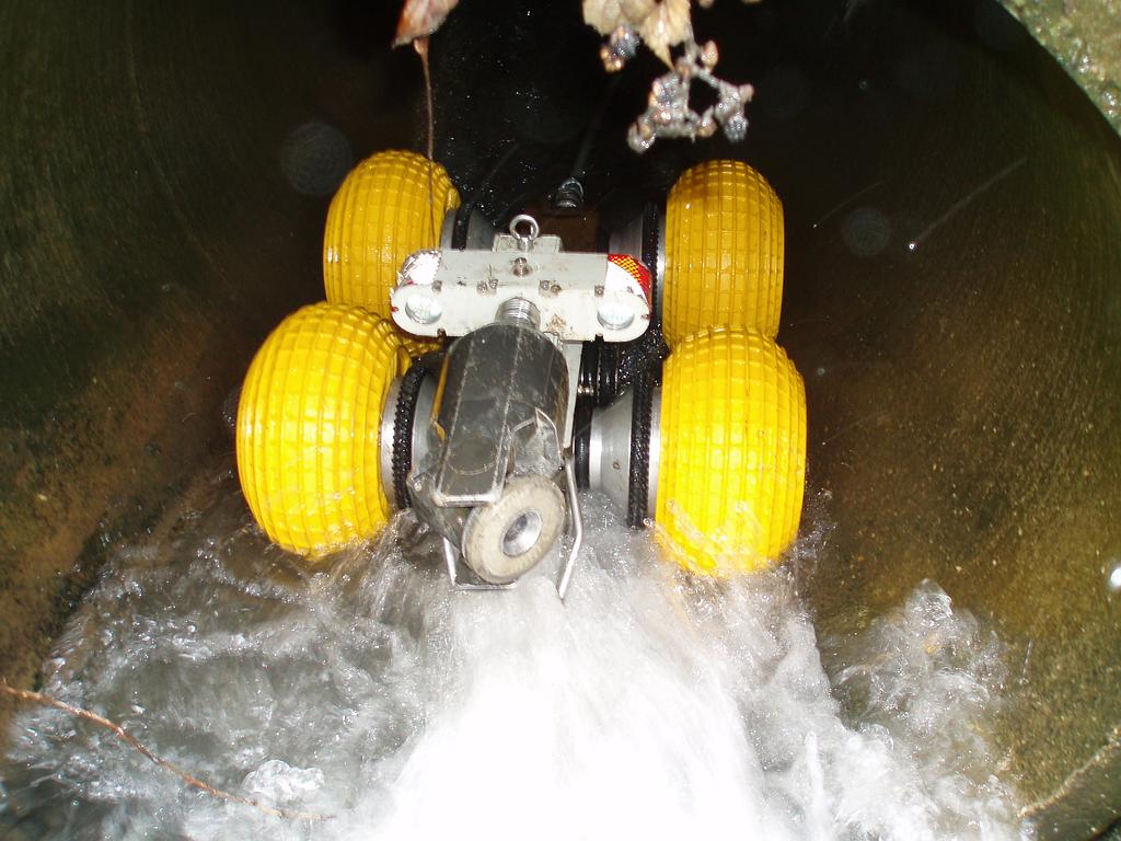 Caméra vidéo étanche installé dans une tuyauterie de grande taille pour une inspection vidéo