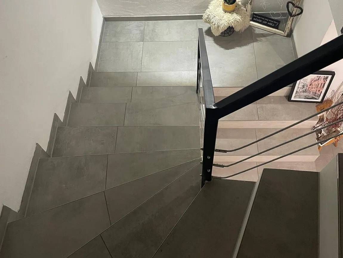 Grau geflieste Treppe