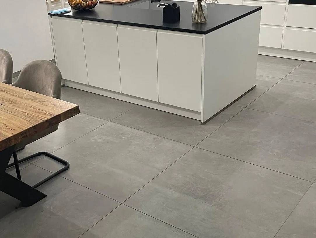 Offener Wohnraum mit grauen Fliesen