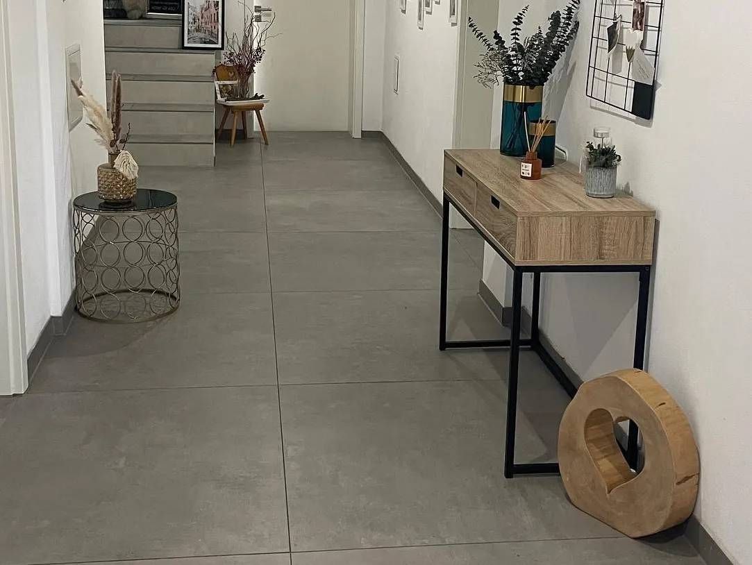 Grau gefliester moderner Flur mit Sideboard