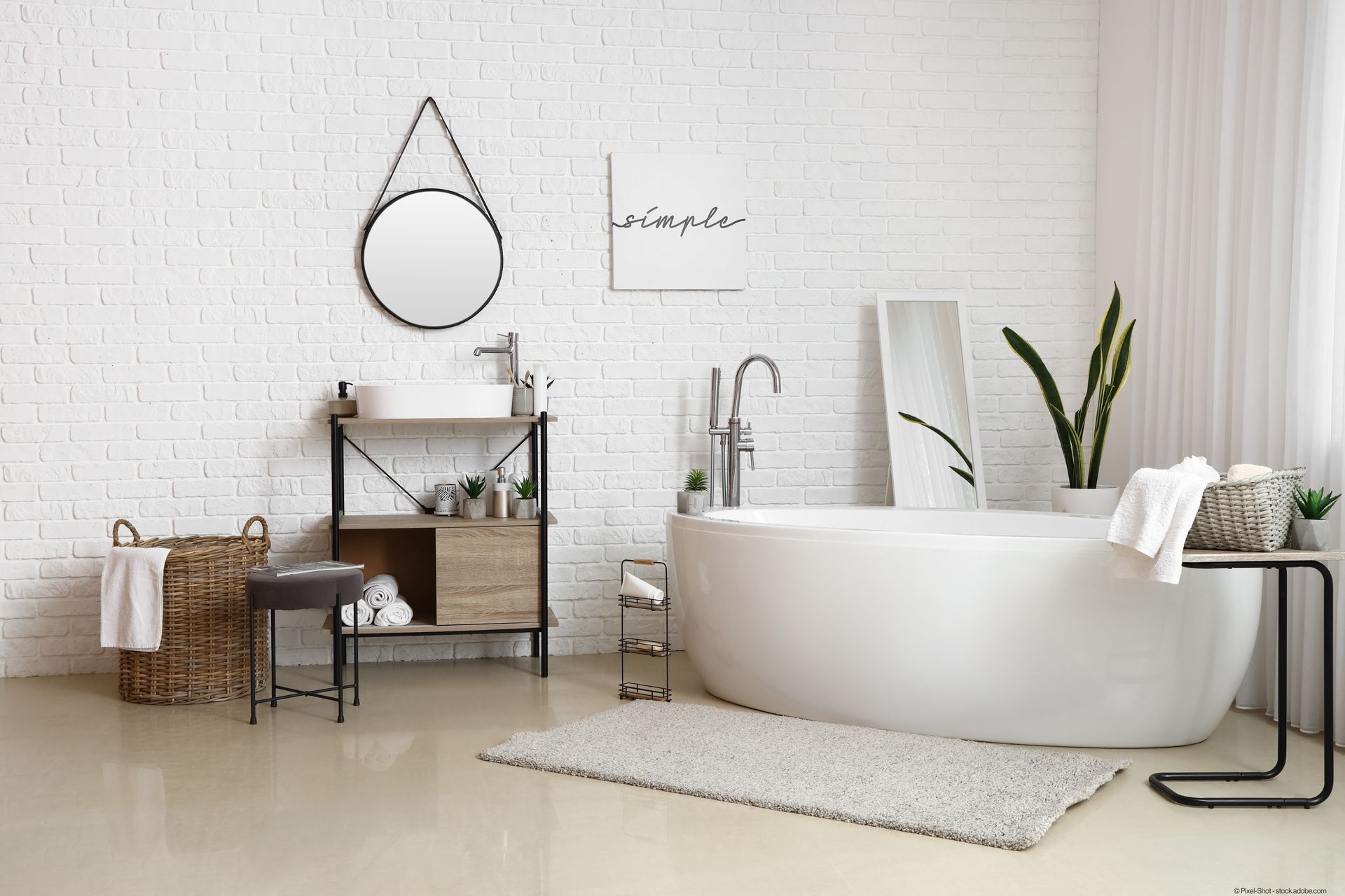 Ein Badezimmer mit einer gefliesten Badewanne