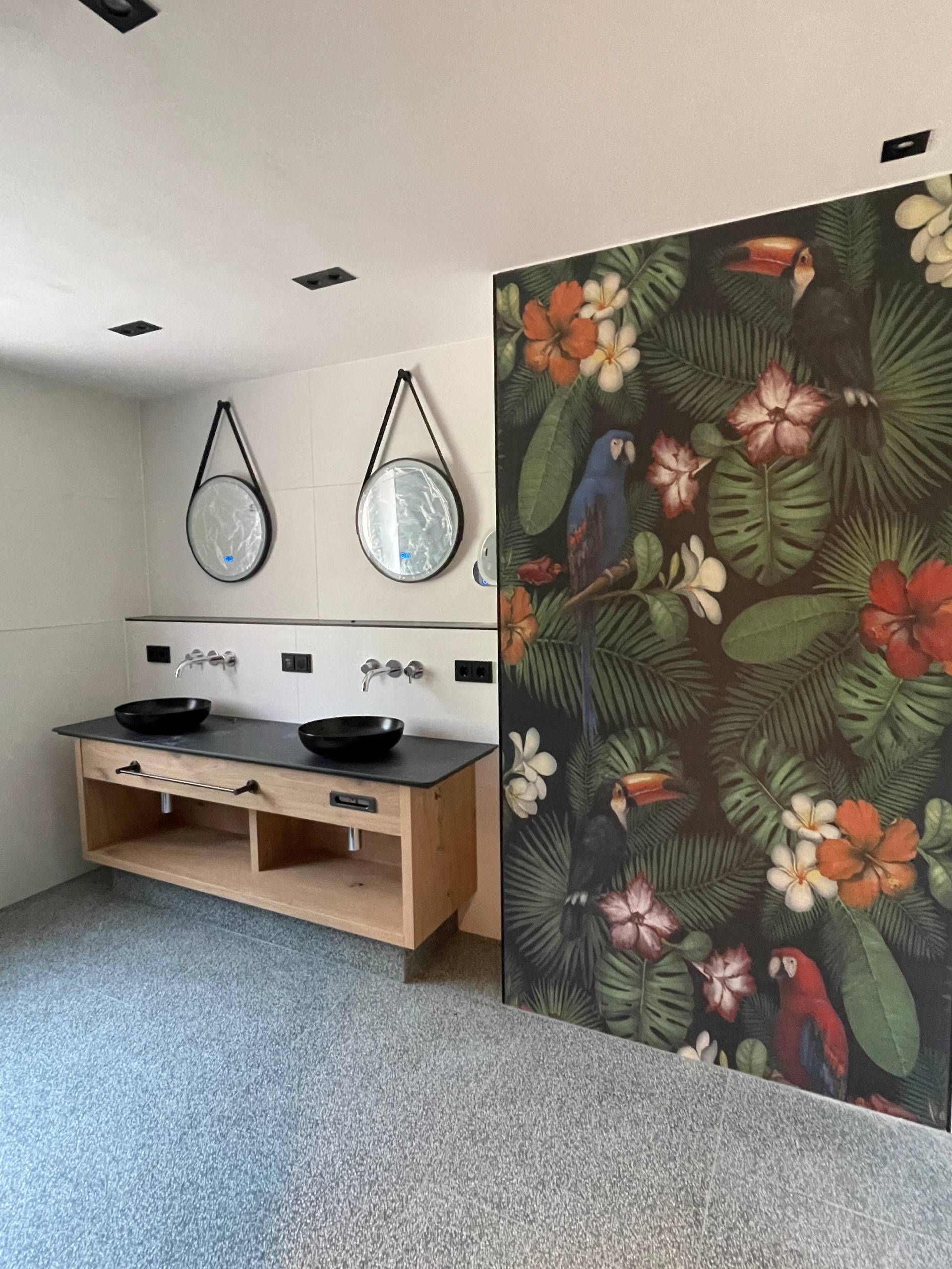 Badezimmer mit auffälliger Wand mit Jungel Print