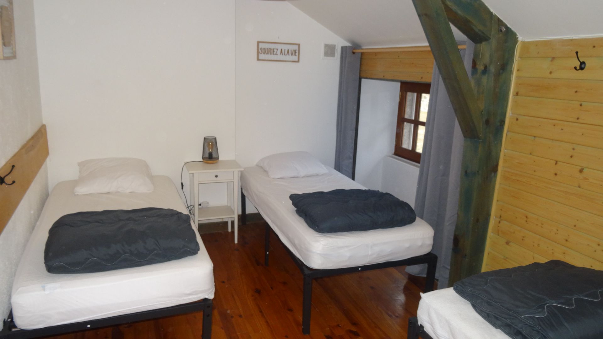 Chambre avec trois lits une place