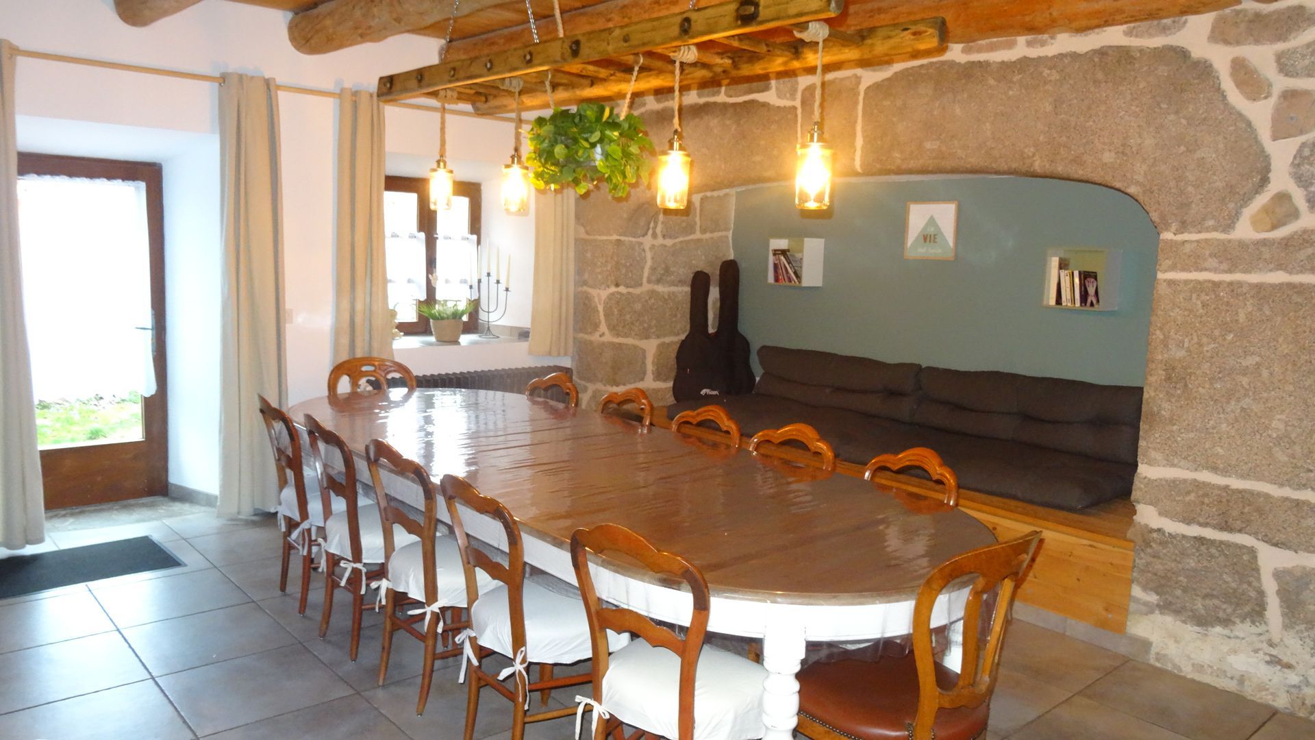 Séjour avec table à manger et banquette en arrière plan