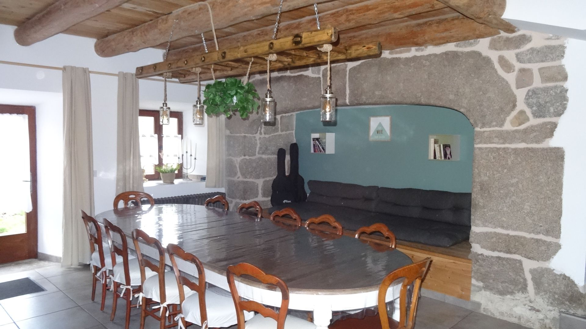 Salon avec grande table à manger