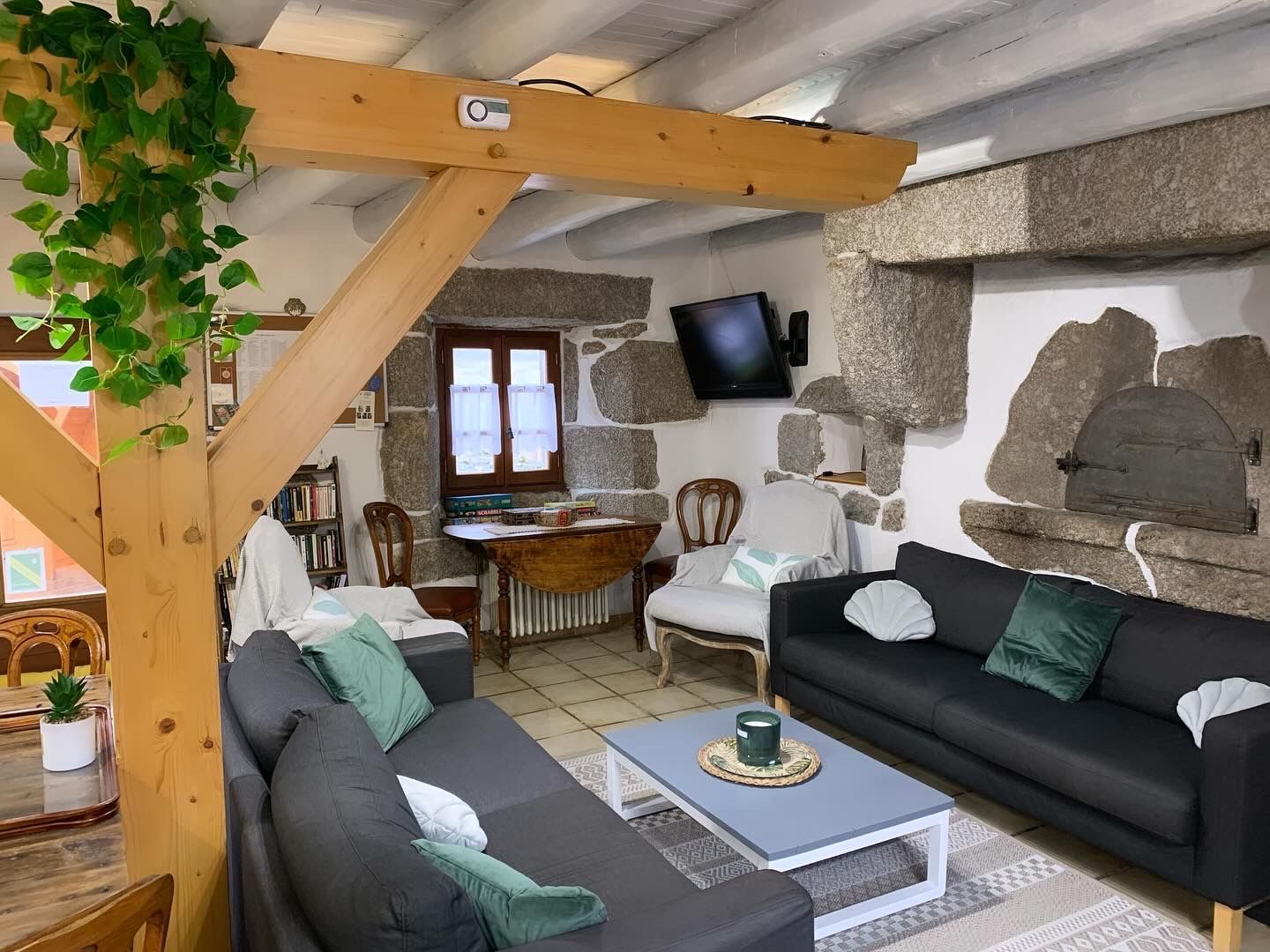 Séjour avec canapés, table basse et four à pain