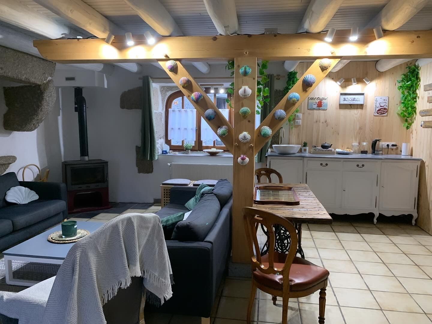 Salon cosy avec canapés et espace café