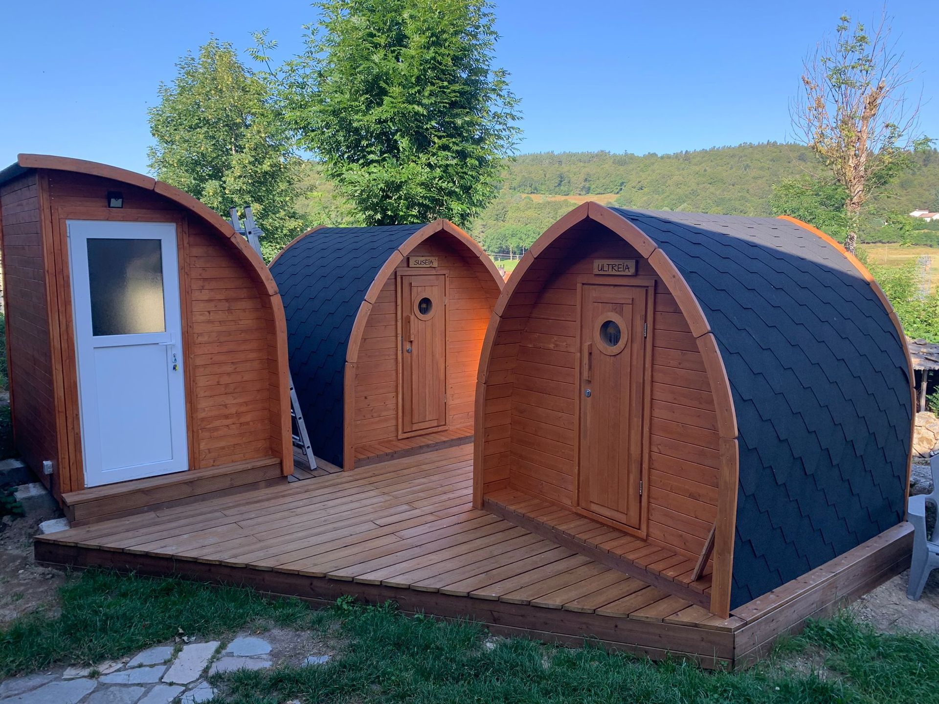 Cabanes en bois avec des toits bleus
