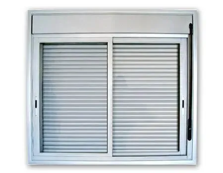 Uma janela branca com persianas sobre um fundo branco.
