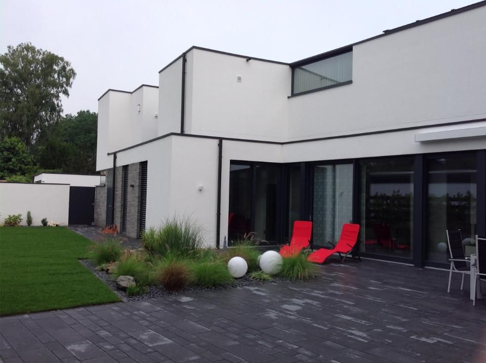 Krumbein GmbH, Fenster eines weißen Gebäudes