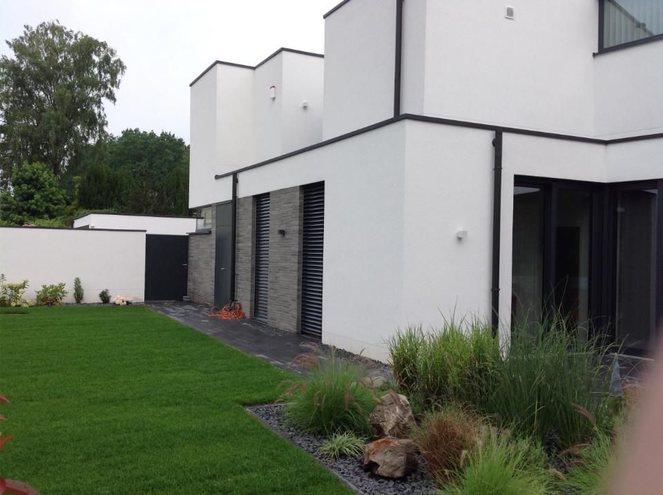 Krumbein GmbH, Fenster eines weißen Gebäudes