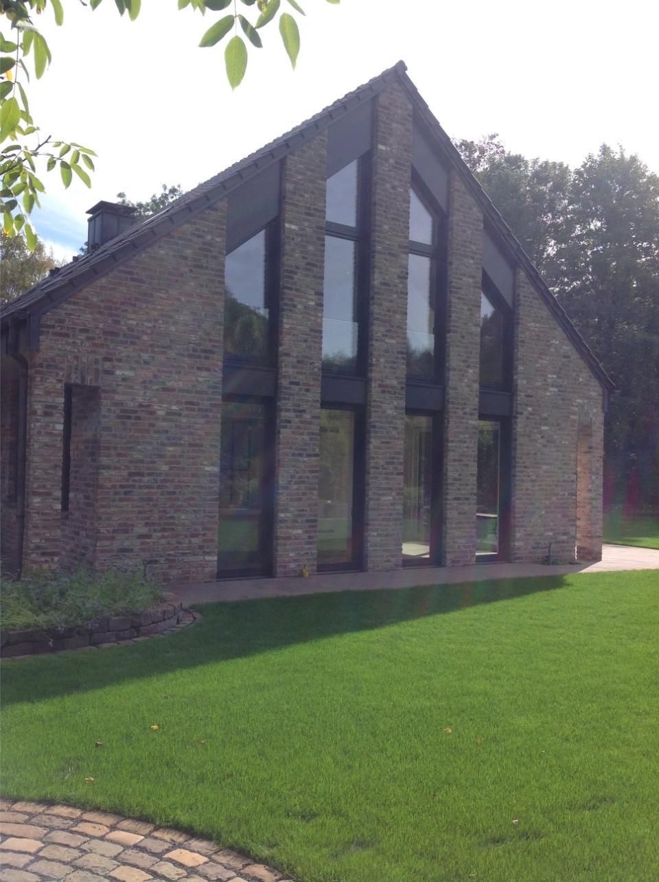 Krumbein GmbH, Gebäude mit hohen Fenstern