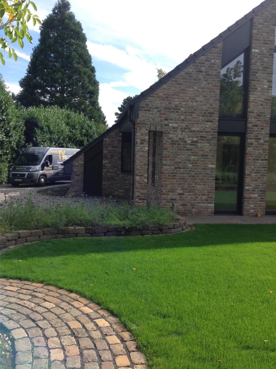 Krumbein GmbH, Gebäude mit hohen Fenstern