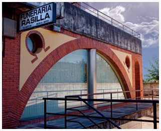 Un edificio de ladrillo con un cartel que dice funeraria rastilla