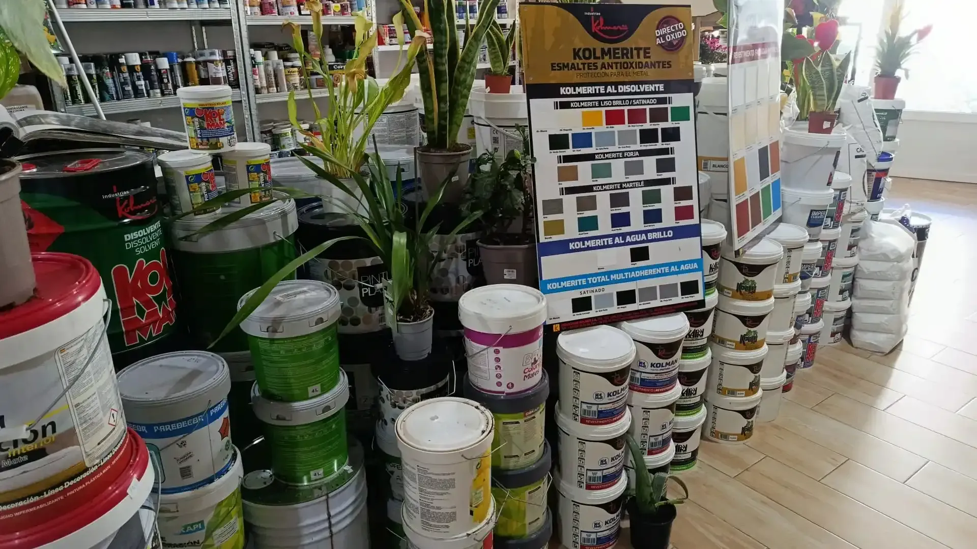 Olas rompiendo en el agua turquesa, creando espuma blanca.