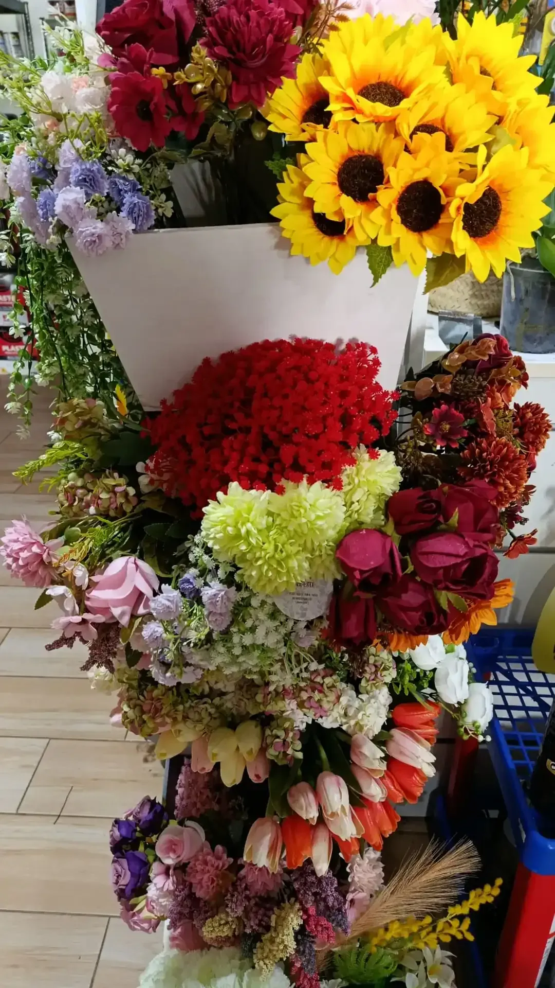 Dunas de arena con sombras largas y curvas. Tonos marrones cálidos y superficie texturizada.