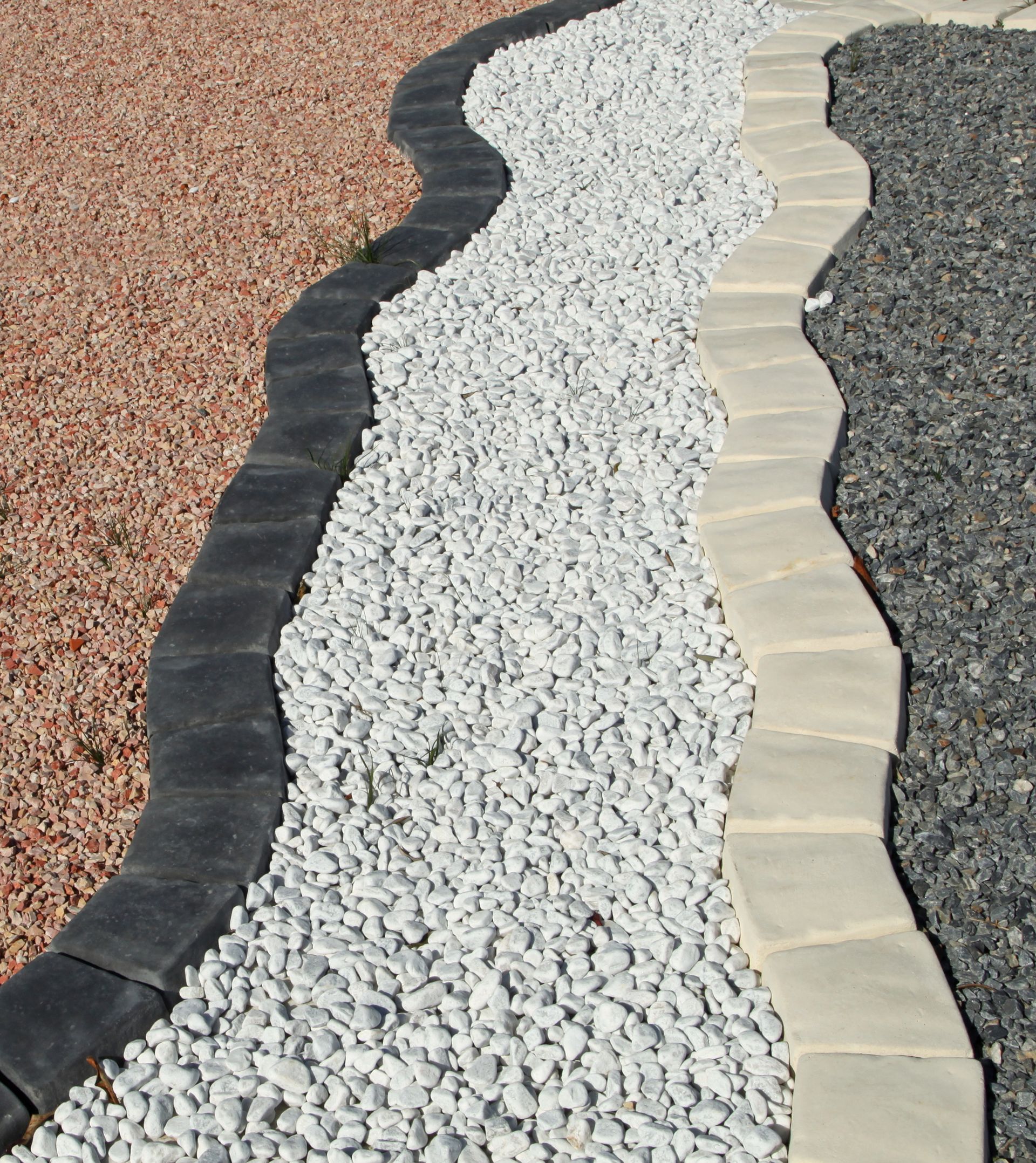 Gravillons marron, pierres grises, graviers blancs, pierres beiges et graviers gris.