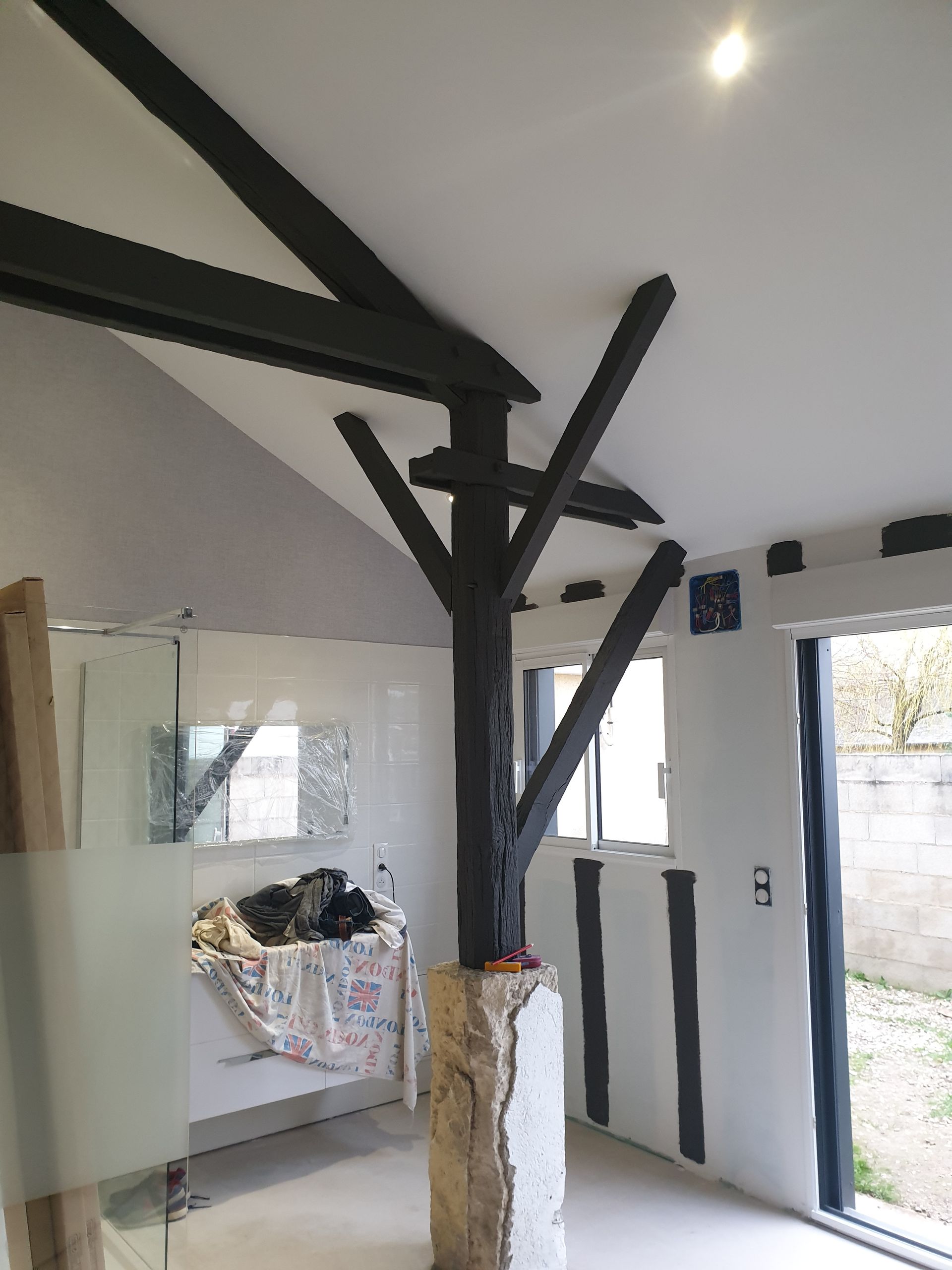 Boiserie et murs de pièce de vie (après)