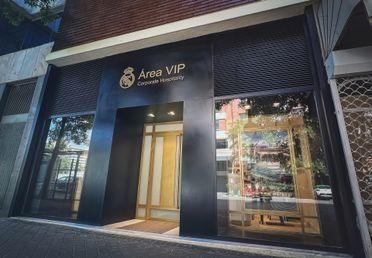 El frente de un edificio con un cartel que dice zona vip.