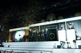 Un grupo de personas está de pie en un escenario en un concierto.