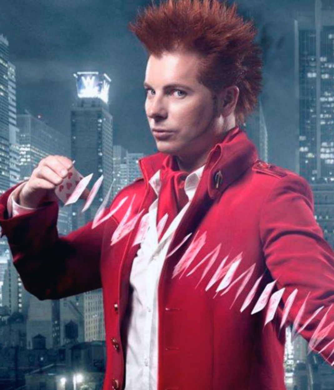 Un hombre con una chaqueta roja sostiene una tira de cartas.