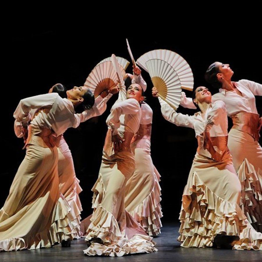 Un grupo de bailaores flamencos llevan abanicos en sus manos