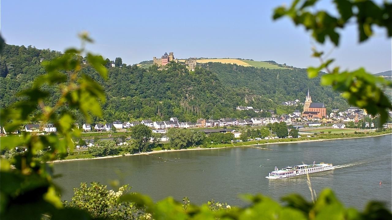 Auf einem See schwimmt ein Boot, im Hintergrund ist ein Schloss zu sehen.