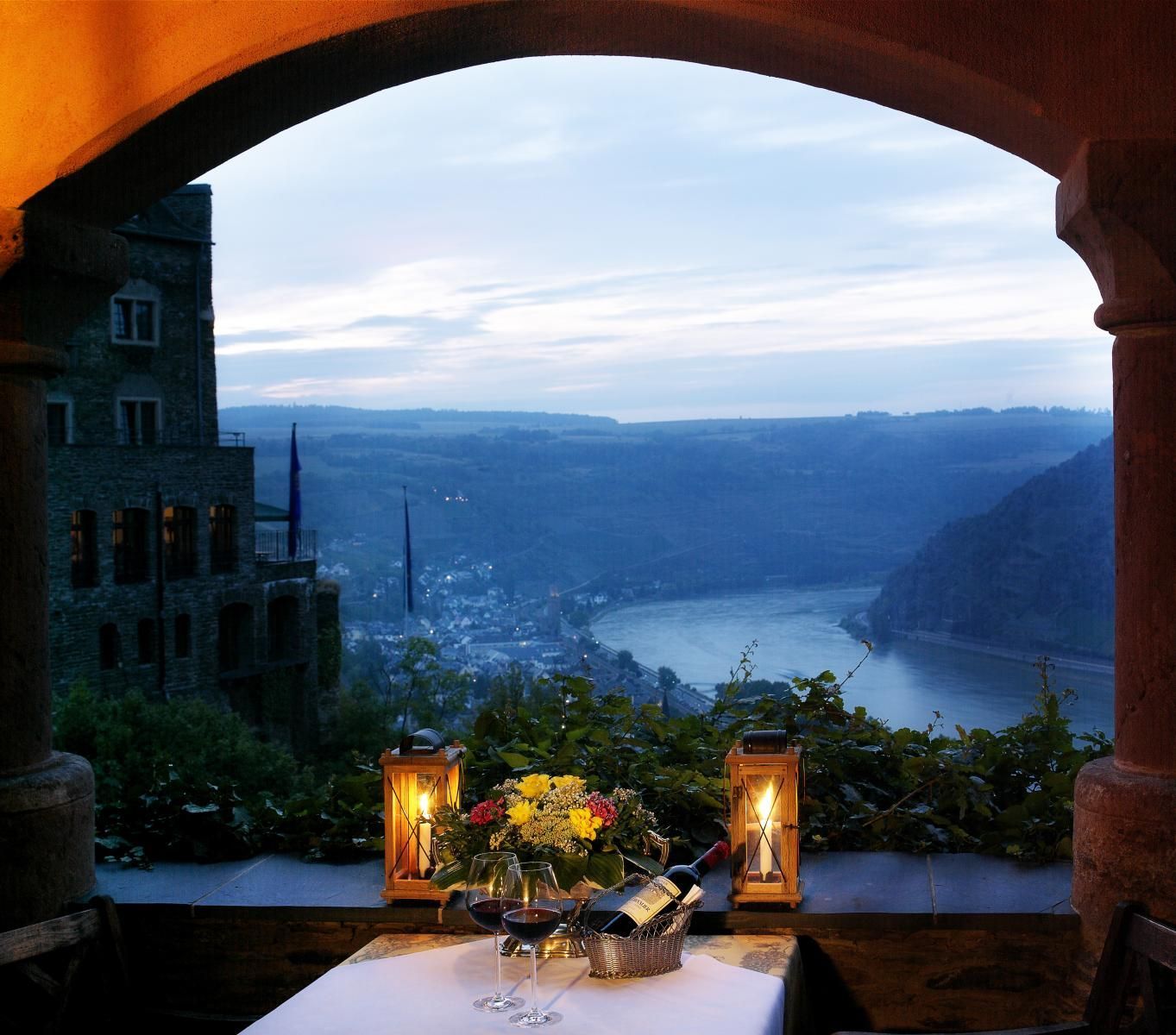 Ein Tisch mit Blick auf einen Fluss und Berge