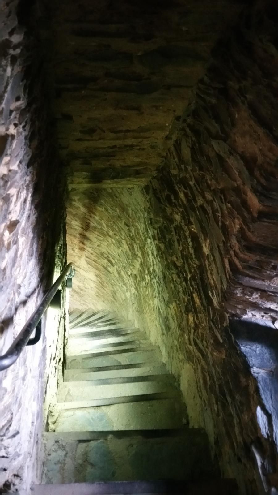 Eine Treppe, die den Abstieg im Torturm zeigt.