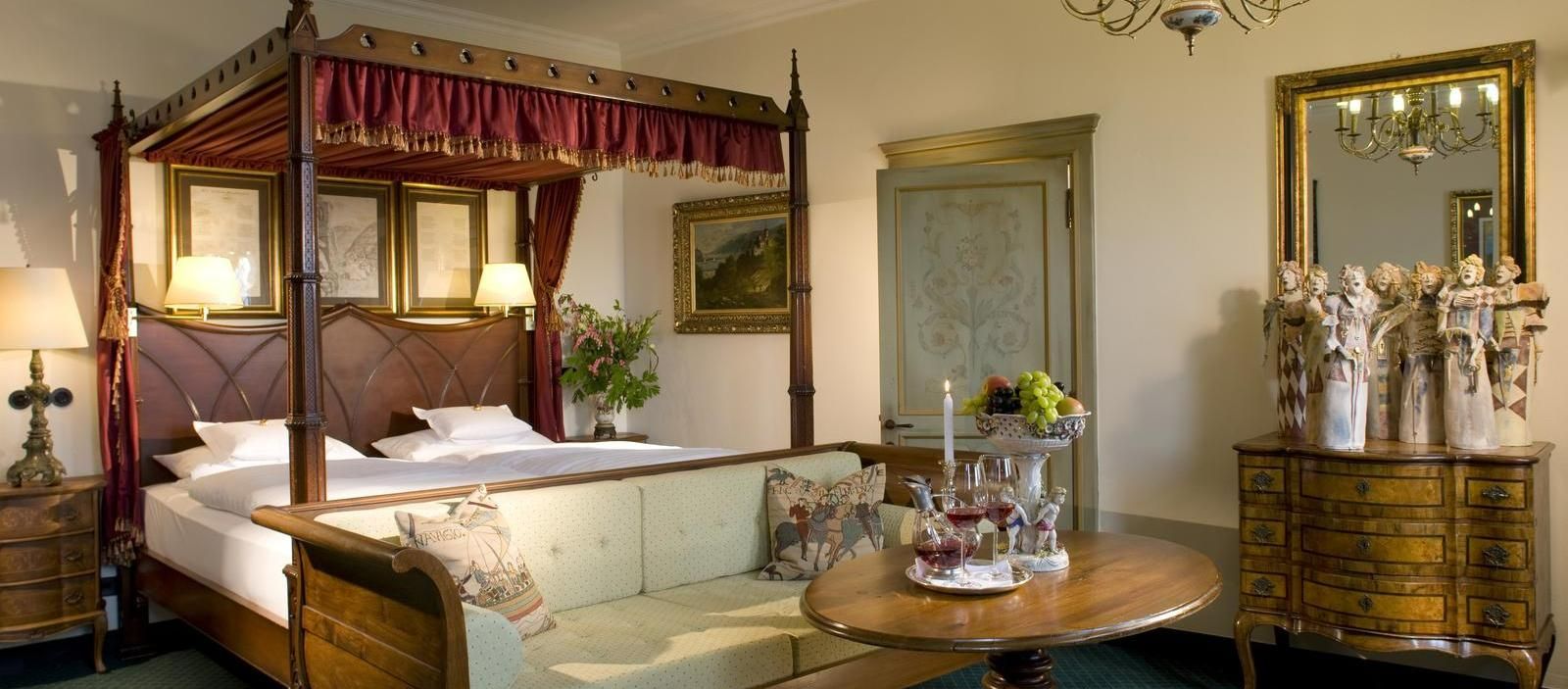Unsere Sieben Jungfrauen Suite mit Himmelbett und Couch