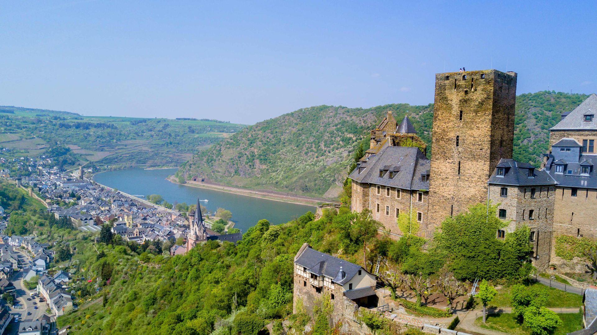 Ein sehr hohes Steingebäude mit einem blauen Himmel im Hintergrund mitten in der Burg,