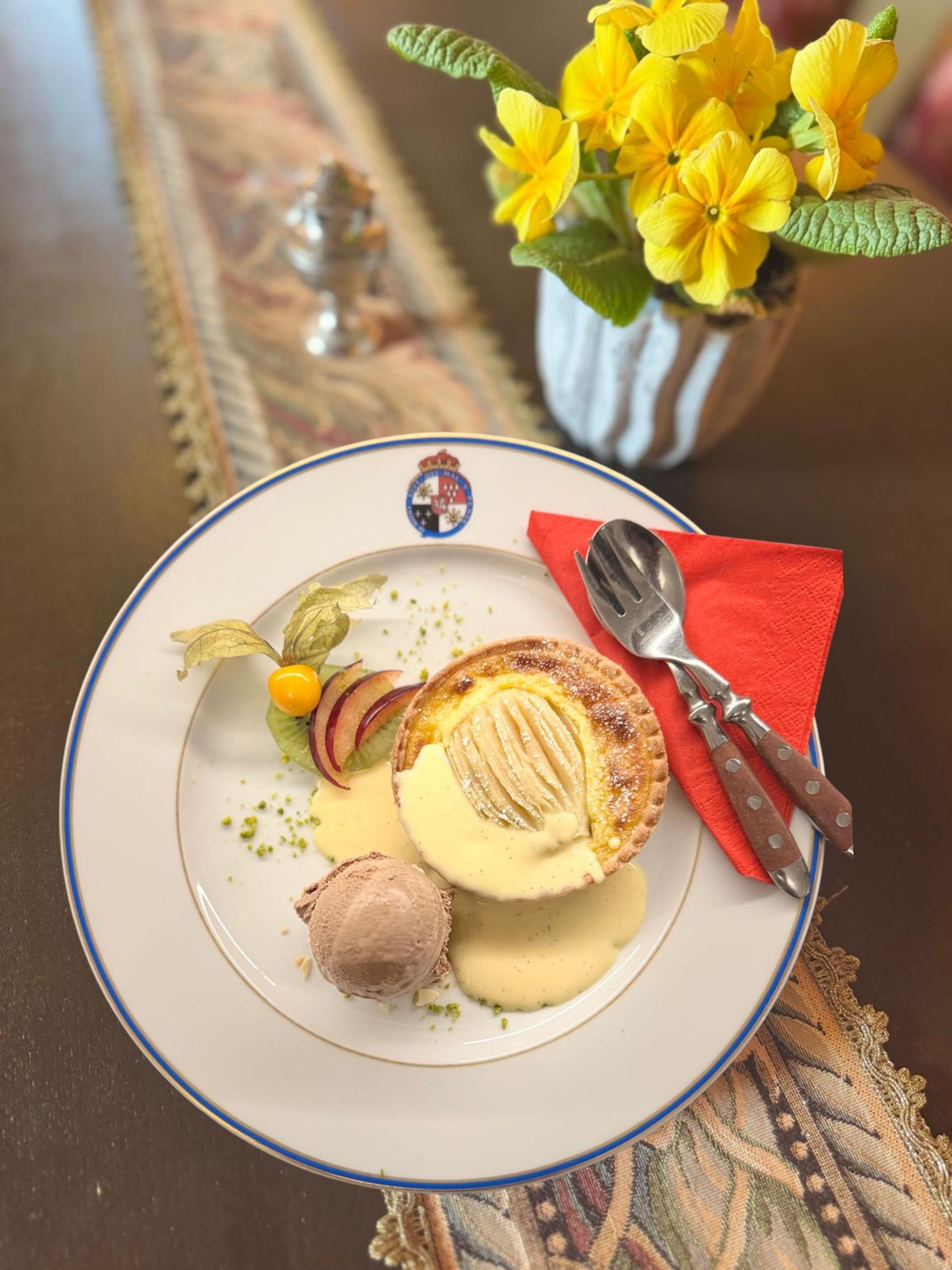 Warmes Apfel-Puddingküchlein mit Vanillesauce und hausgemachtem Schokoladeneis
