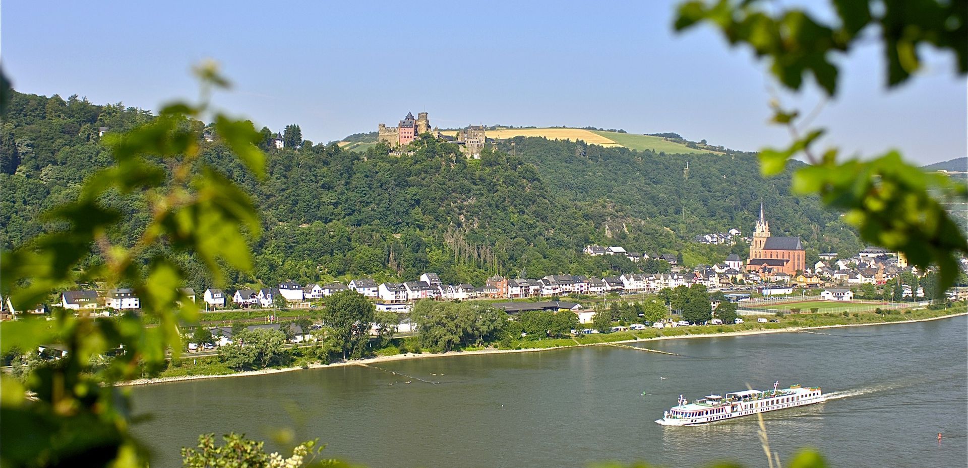 A sign that says oberwesel stadt der türme und des weines partnerstadt chablis burgund / frankreich.
