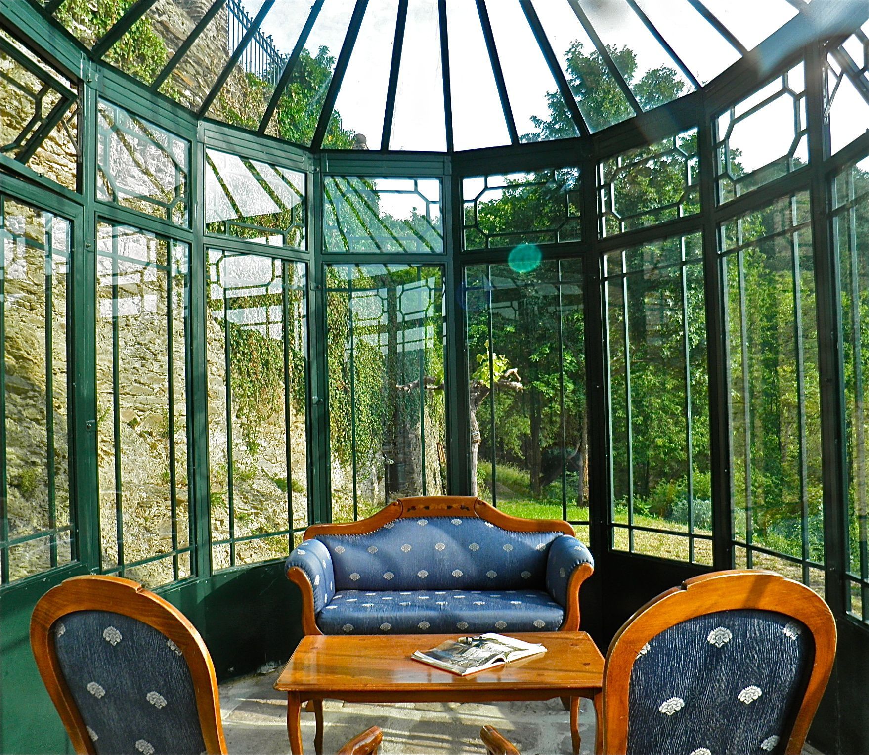 Gewächshaus mit einer Couch und Stühlen und einem Tisch