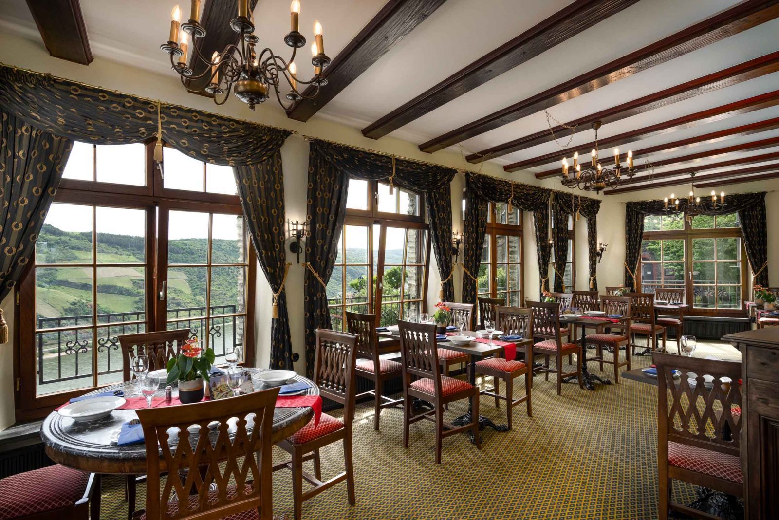 Ein Restaurant mit Tischen und Stühlen und vielen Fenstern