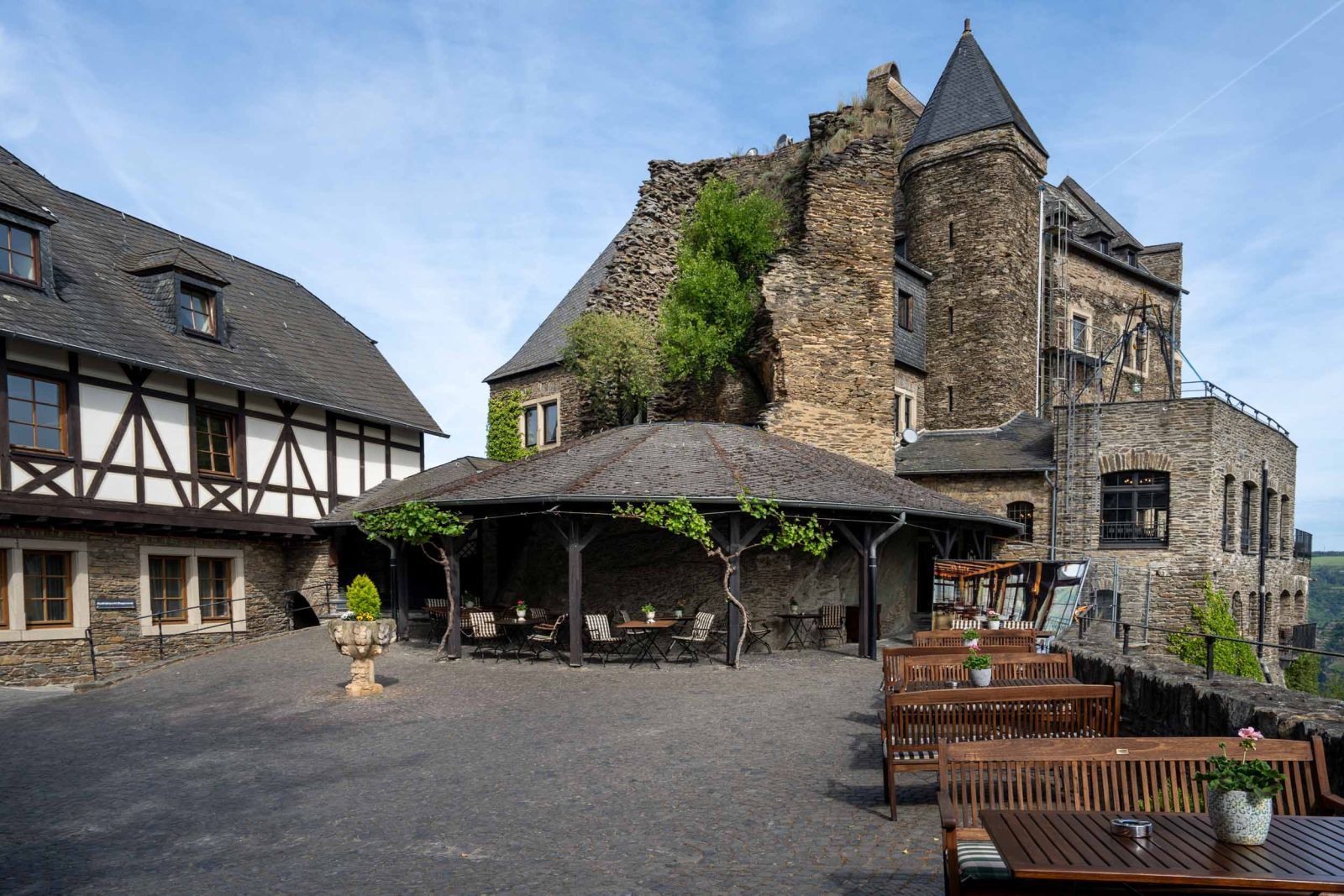 Der Nordbau der Schönburgmit Tischen und Stühlen unseres Bistros