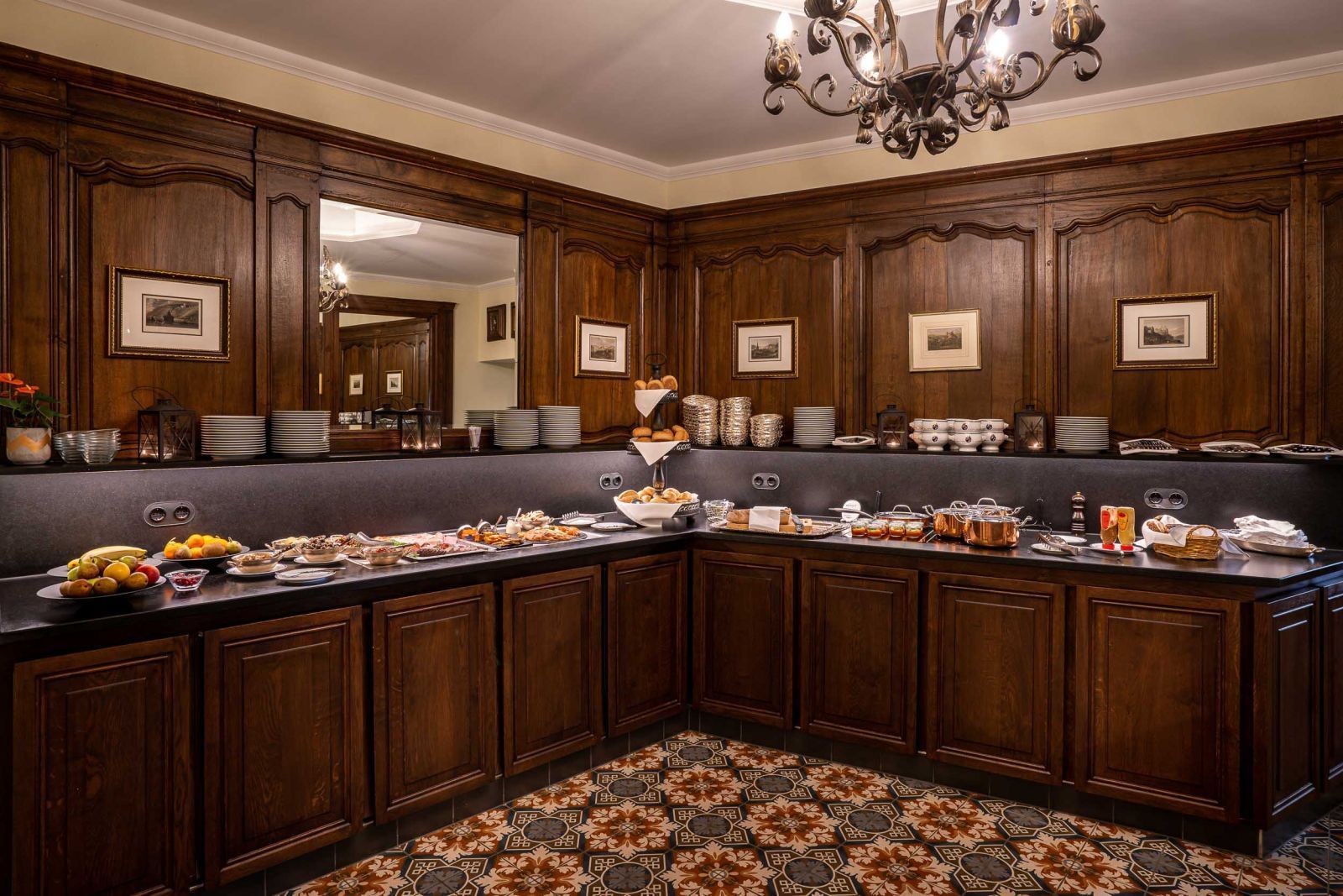 In der Küche gibt es ein Buffet mit viel Essen auf den Theken.